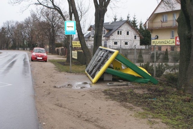 Zniszczony wiata przystankowa znajduje się na przystanku nr 47 Słowackiego &#8211; Kaczyny 2