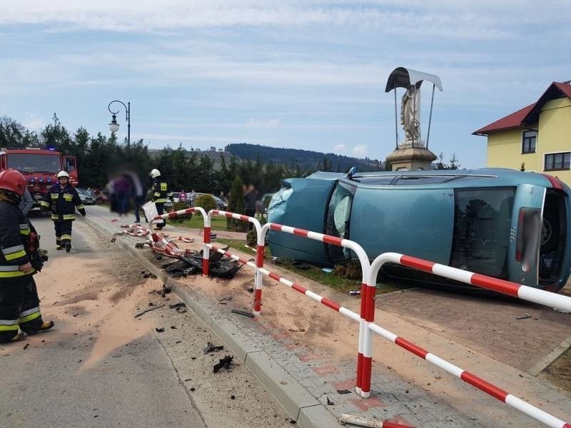 Michalczowa. Samochód zatrzymał się na boku. Mógł uszkodzić figurę Matki Boskiej