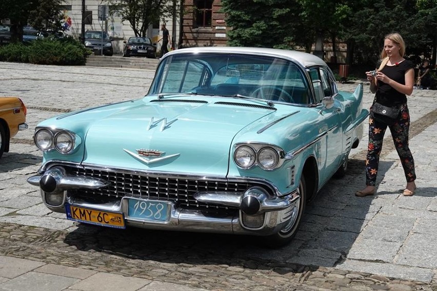 Cadillac Deville z 1958 r., który do Myślenic przyjechał z...