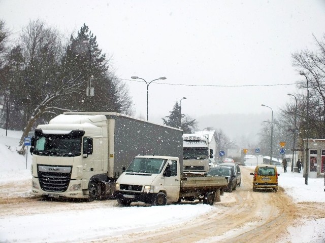 Zablokowane samochody na dole Starachowic zachodnich