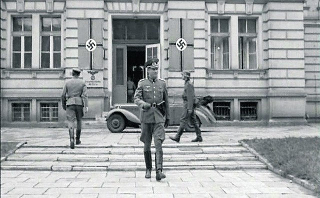 Hans Kloss przed budynkiem III Liceum Ogólnokształcącego w Łodzi, który "zagrał" siedzibę gestapo