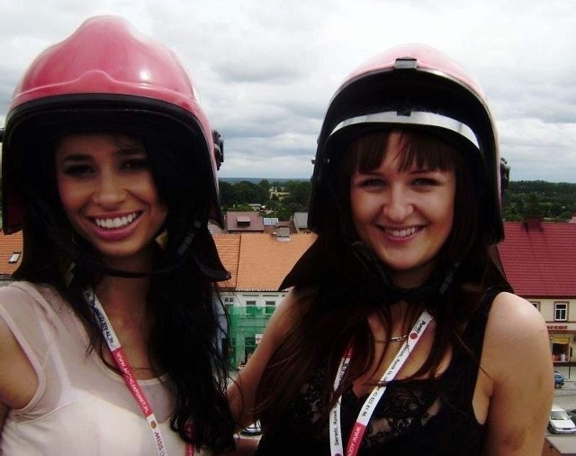 Agnieszka Rybak i Ania Zalewska podczas zgrupowania Miss Open Hair 2011 sprawdziły czy do twarzy im w strażackich kaskach.