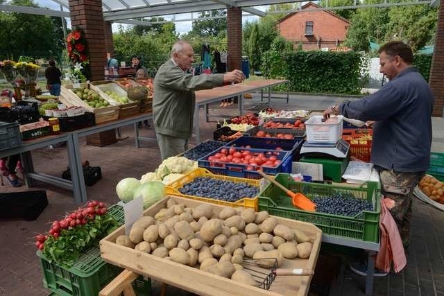 W dni robocze na targowisku klientów jest niewielu, trochę lepiej jest w sobotę