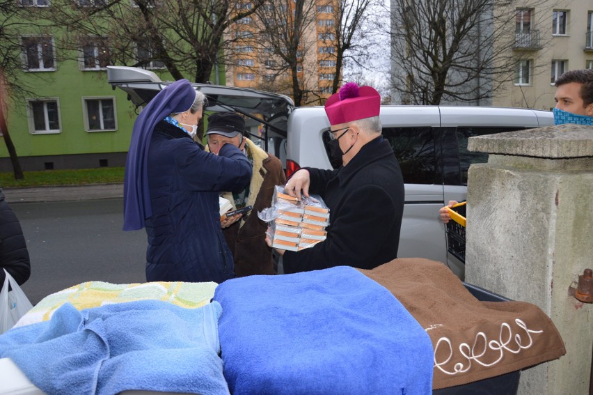 Boże Narodzenie 2020. Biskup Andrzej Czaja spotkał się w Wigilię z bezdomnymi i ubogimi