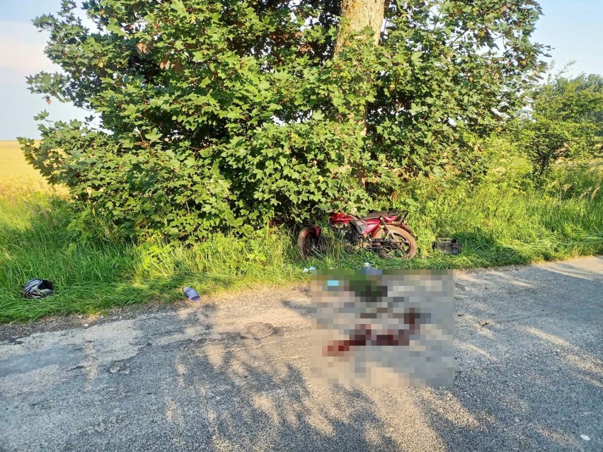 Wypadek pod Choszcznem. Kierujący motorowerem uderzył w drzewo. Został ciężko ranny. Ratunkowy śmigłowiec zabrał go do szpitala 