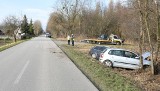 Dwie osoby trafiły do szpitala po wypadku w Stalach. Doszło tam do zderzenia volkswagena z audi 