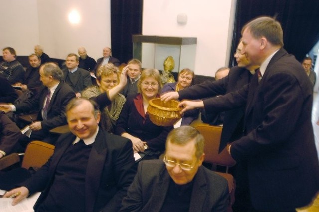 Głosy delegatów zbierali do koszyka Remigiusz Pośpiech (na pierwszym planie) i ks. Jan Pyka. Po ich przeliczeniu okazało się, że synod przytłaczającą większością poparł zmiany w opolskim Kościele.