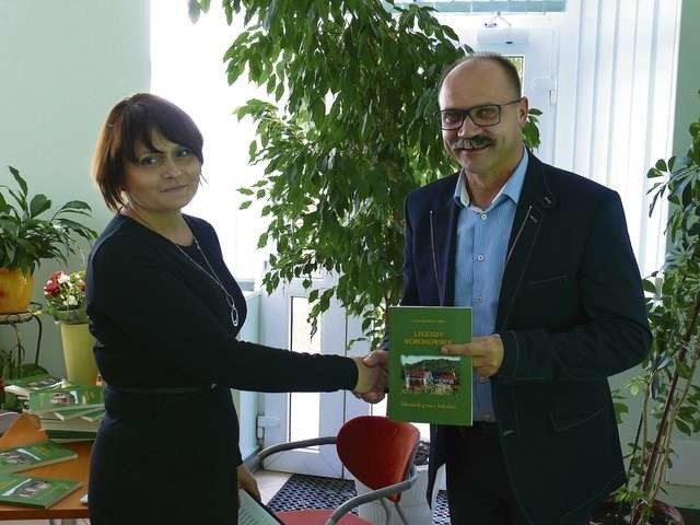 Nowej książki gratulował Joannie Jarzewskiej, dyrektorowi...