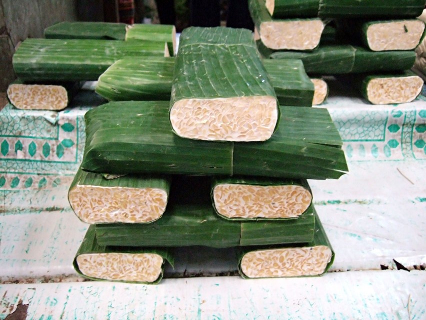Tradycyjnie tempeh wytwarza się przez fermentację soi w...