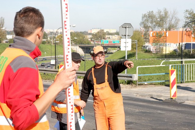 Wczoraj zaczęły się prace przy zrywaniu starej nawierzchni. Nowym rondem będziemy mogli pojechać w następną środę