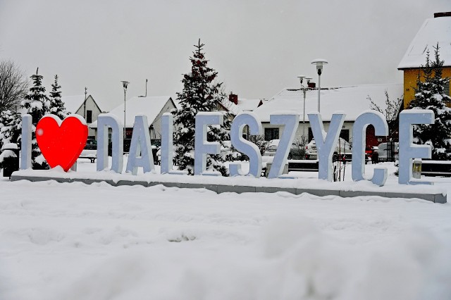 Ile mieszkańców ma gmina Daleszyce? Ile urodziło się dzieci, ile było małżeństw, rozwodów, a ilu mamy stulatków?Na kolejnych slajdach sprawdź poszczególne dane demograficzne gminy Daleszyce za 2023 rok >>>