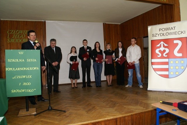 Sześcioro uczniów z dwóch szkół powiatowych w Szydłowcu otrzymało stypendia starosty, które wręczył gspodarz powiatu Włodzimierz Górlicki i jego zastępca Roamn Woźniak.