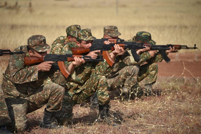 Według Ormian siły azerbejdżańskie ostrzelały własne pozycje, żeby zyskać pretekst do zaatakowania sił armeńskich po drugiej stronie granicy.