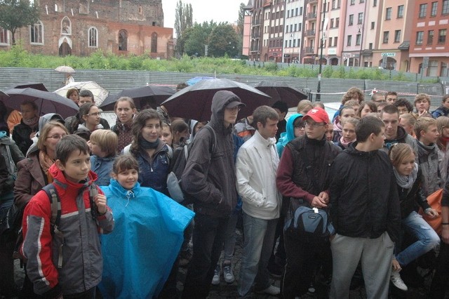 Młodzież wczoraj brała udział w grze terenowej. Potrzebne były parasole i płaszcze przeciwdeszczowe.