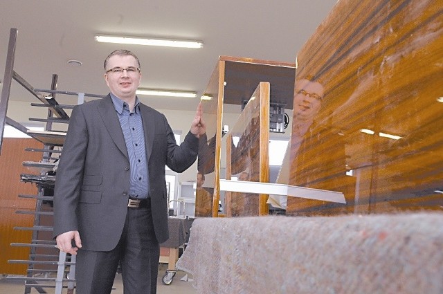 Adrian Halupczok od sześciu lat prowadzi firmę produkującą meble. (fot. Daniel Polak)