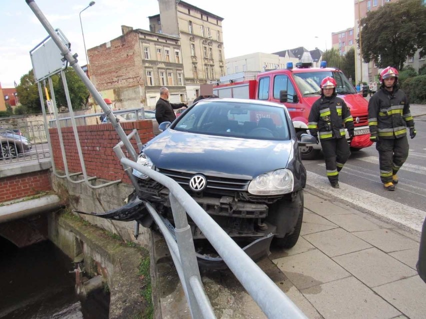 Kolizja w Stargardzie. Auto wbiło się w barierkę nad kanałem Młyńskim 