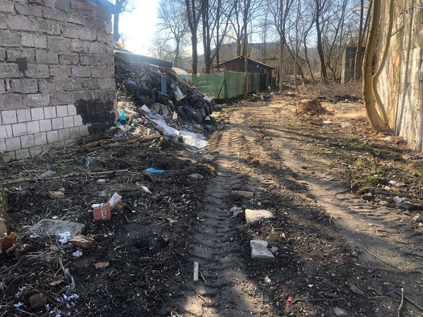 Kraków. Fort "Błonia" zmienił się w wysypisko śmieci. Czy teren zostanie posprzątany? [ZDJĘCIA]