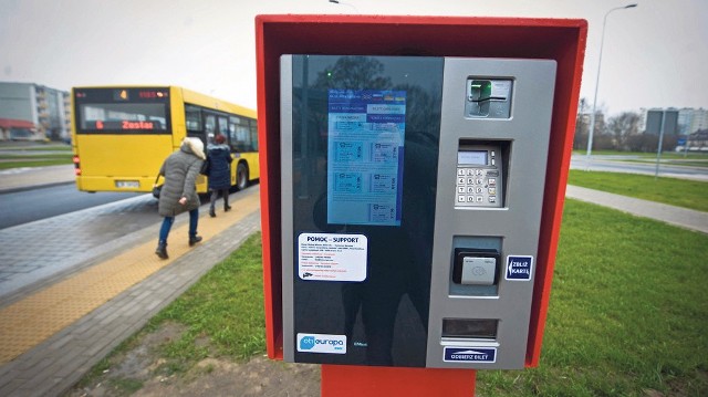 W biletomatach stacjonarnych można kupić każdy rodzaj biletu MZK, także miesięczny; w tych w autobusach będzie można kupić wyłącznie bilety jednorazowe oraz czasowe. Ważne - w obu płacimy kartą albo telefonem, nie można w nich płacić gotówką 