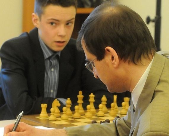 Junior Kamil Dragun (na drugim planie) zdołał wczoraj pokonać w drugiej partii arcymistrza Michała Krasenkowa