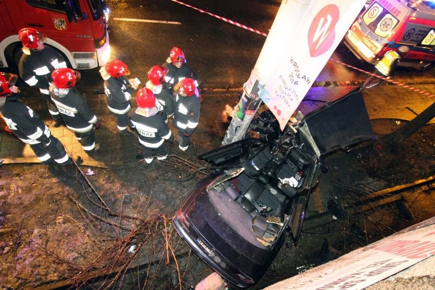 Śmiertelny wypadek na rondzie Reagana. BMW uderzyło w latarnię