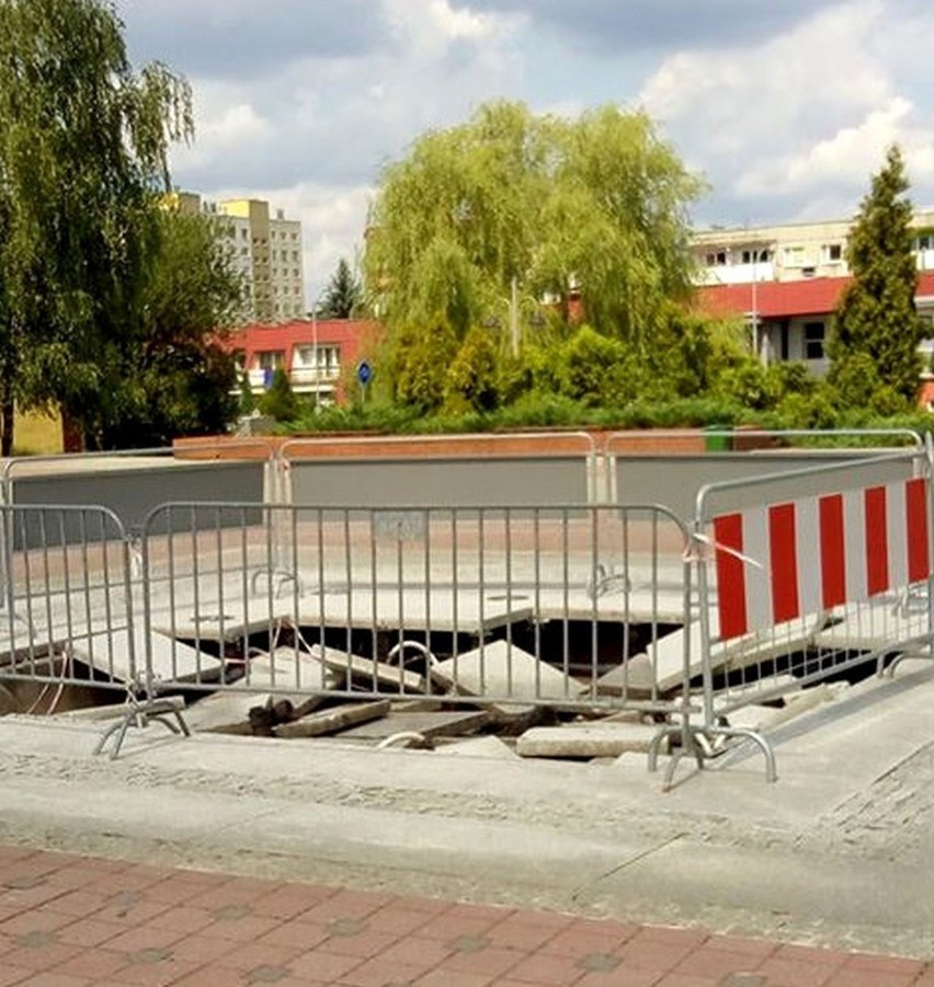 Zepsuta fontanna na placu św. Herberta