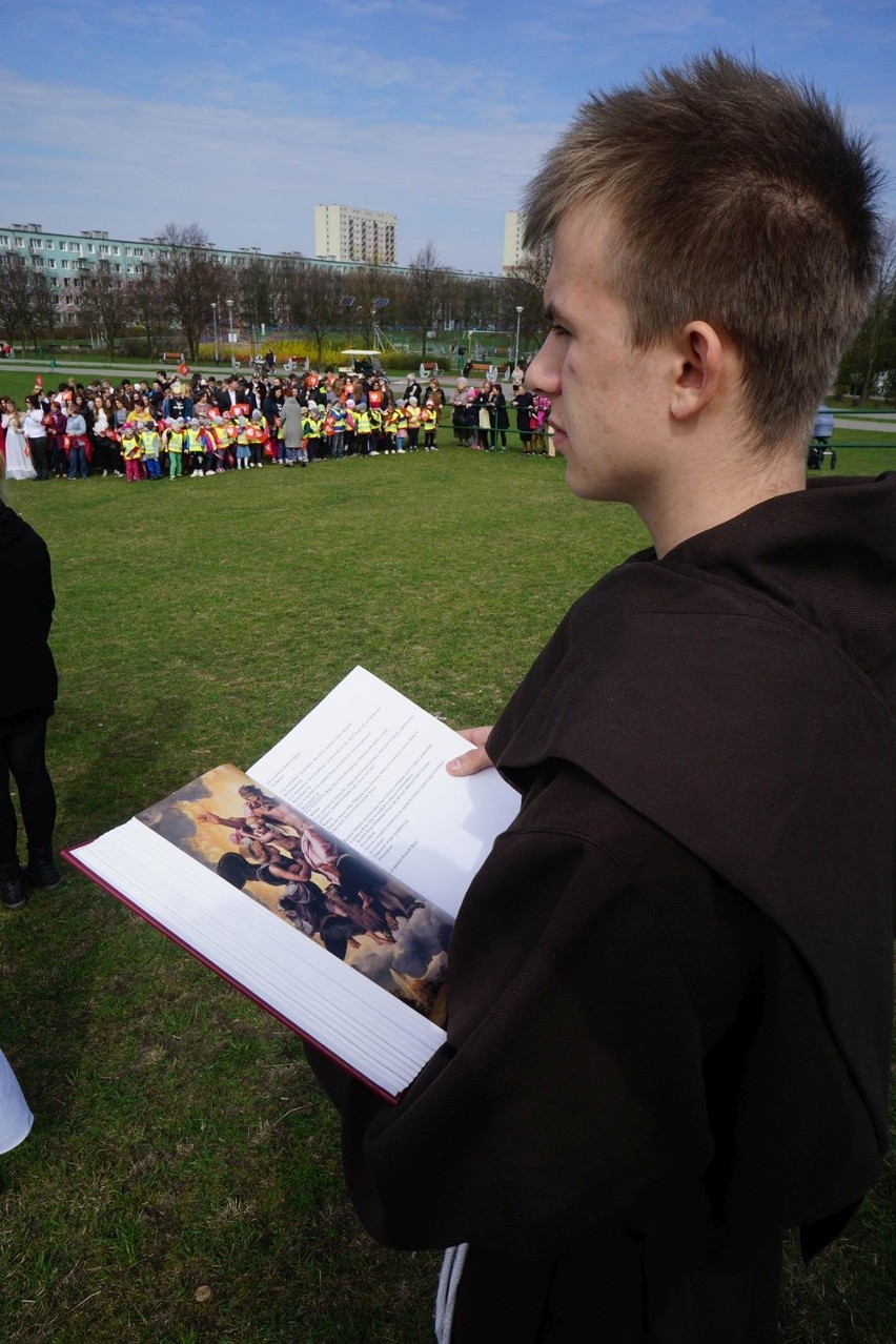 Na górce obok kościoła na os. Wichrowe Wzgórze zgromadzili...