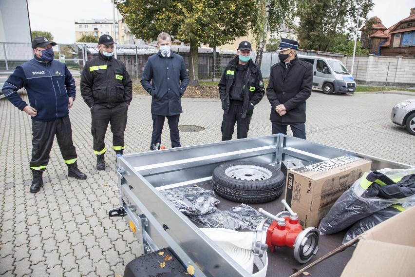 nowy sprzęt uroczyście odebrali: członek zarządu OSP Łapy...