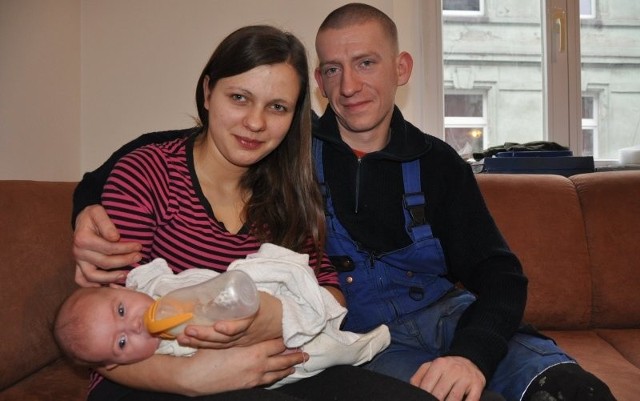 - Bardzo dziękujemy za wielką pomoc - mówi Tomek Broniszewski z dziewczyną Agnieszką i malutką córką Julią.