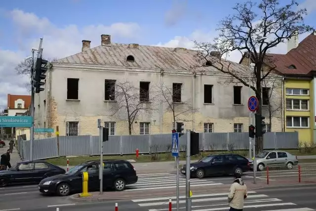 W budynku na rogu ulicy Sienkiewicza i Ogrodowej m.in. odnowiona zostanie elewacja, wymieniony dach. Powstanie też przy nim niewielka przybudówka.