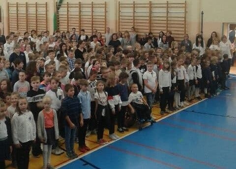 Kilkuset uczniów razem z gronem pedagogicznym włączyło się od ogólnopolskiej akcji "Szkoła do Hymnu". O godzinie 11.11 zaśpiewali "Mazurka Dąbrowskiego". (dor)