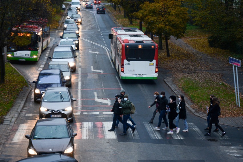 Kilkadziesiąt osób blokowało przejścia na ul. Sowińskiego, Głębokiej oraz Raabego. Drogówka kierowała ruchem
