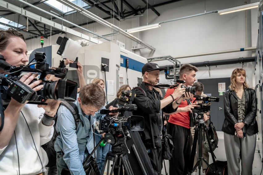 Ukraińscy dziennikarze w Fabryce Broni „Łucznik”, gdzie produkowane są Groty. Karabinki szturmowe można spotkać na froncie