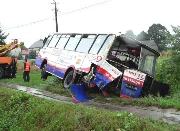 Autobus wylądował około czterech metrów od jezdni