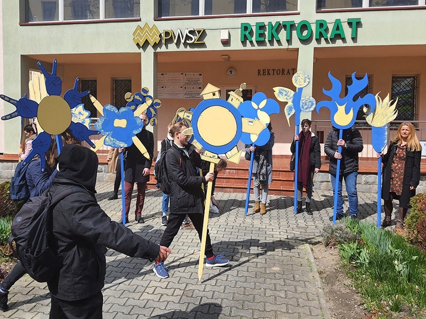 Kwiaty dla Ukrainy, czyli artystyczna akcja solidarności z narodem ukraińskim studentów PWSZ w Nowym Sączu