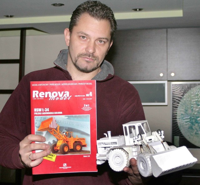 Model ładowarki, który pokazuje Marcin Kudelski, powstał na zlecenie starachowickiej firmy Lech. Ma silnik, ruchome koła i łyżkę. W ręce trzyma to, z czego powstał, czyli wydawnictwo Renova Model.