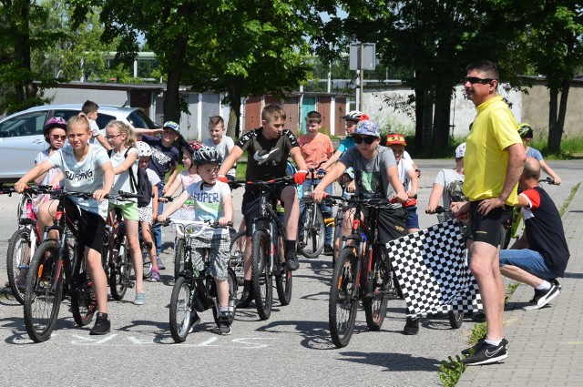 Aktywny Szydłowiec i Szydłowiec Bike Team zorganizowali w niedzielę Rowerowy Dzień Dziecka na Osiedlu Wschód w Szydłowcu. Dzieci poznały między innymi zasady ruchu drogowego oraz uczestniczyły w konkursie na najwolniejszy przejazd określonej trasy.  Za wszystko otrzymały nagrody w postaci między innymi odblasków. >