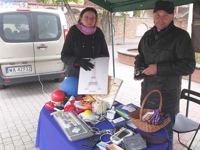 Od lewej: Katarzyna Kozek, tyflospecjalista i Ryszard Kurowski, wolontariusz  Fundacji Szansa dla Niewidomych