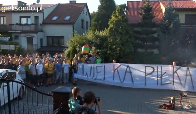Manifestacja kibiców GKS-u Katowice przed domem Ireneusza Króla