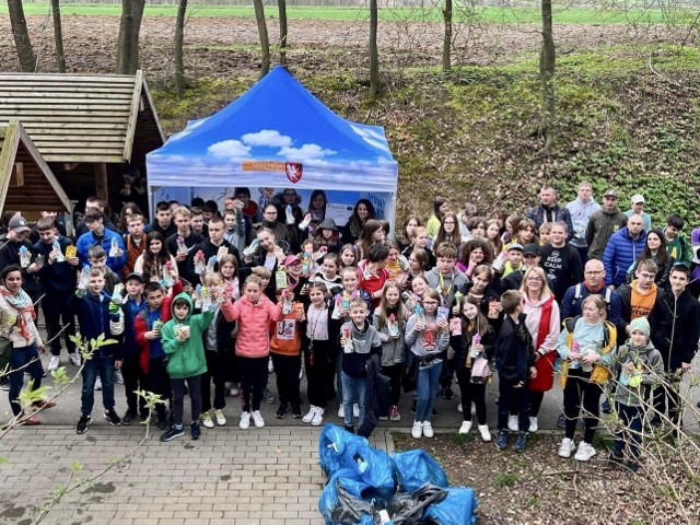W ramach akcji Posprzątaj z nami Małopolskę w Miechowie uporządkowano las Chodówki