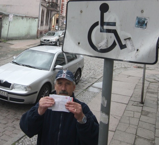 Włodzimierz Jursza na parkingu dla osób niepełnosprawnych przy ulicy Krasińskiego.