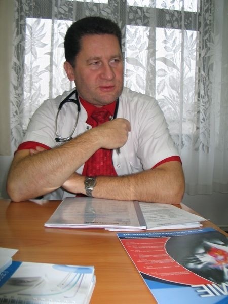 Kardiostymulator jest umiejscawiany w tym miejscu u pacjenta &#8211; tłumaczy Jacek Biernacki, kierownik oddziału kardiologii Szpitala Wojewódzkiego w Tarnobrzegu