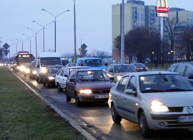 W godzinach popołudniowego szczytu samochody jadące aleją Grzecznarowskiego, od strony centrum, stoją w korku już na wysokości przejścia dla pieszych przy sklepie Stokrotka.