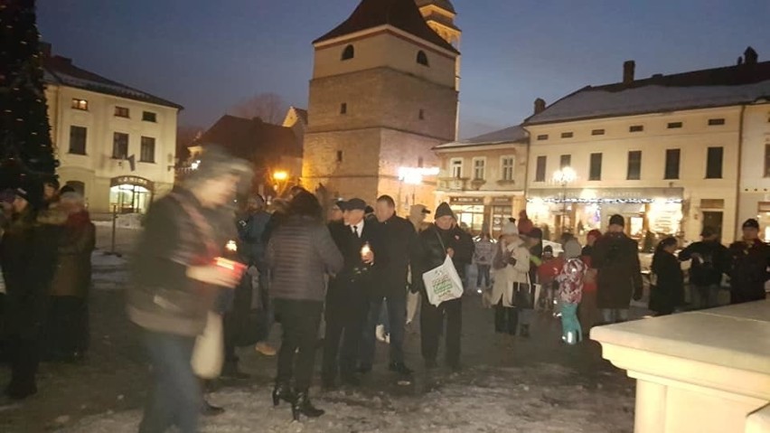 Spontaniczna akcja mieszkańców Żywca. Poparli Jurka Owsiaka i zapalili znicze dla Pawła Adamowicza ZDJĘCIA