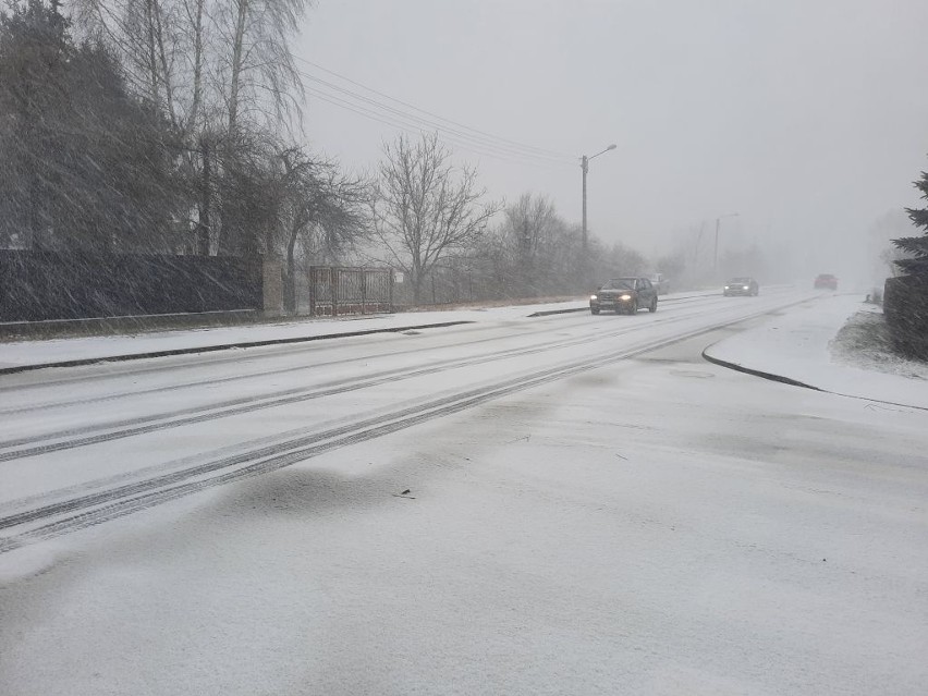 Śnieżyca w Radomiu. W ciągu kilku minut na drogach zrobiło...