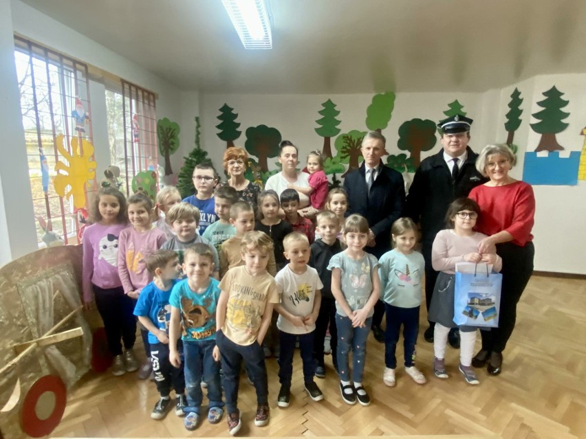 Akcja Bezpieczne Ferie w Sędziszowie. Burmistrz Wacław Szarek wraz z prezesem Ochotniczej Straży Pożarnej odwiedzili przedszkola