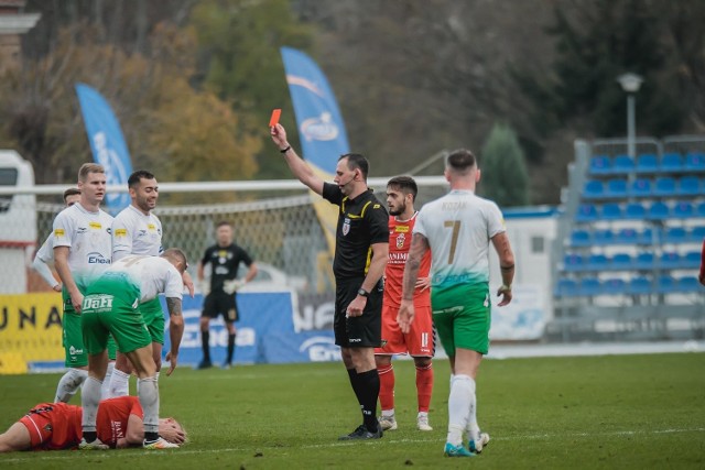 W meczu 12 kolejki Fortuna 1 Liga, Radomiak Radom na własnym boisku bezbramkowo zremisował z Zagłębiem Sosnowiec. Od 62 minuty radomska drużyna grała w "10", po tym jak czerwoną kartką został ukarany Damian Jakubik, obrońca radomskiej drużyny. Oceniamy piłkarzy Radomiaka za ten mecz>>>