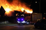 Nocny pożar starej cegielni w Mielcu. Ogień trawił budynek przez prawie dwie godziny [ZDJĘCIA]