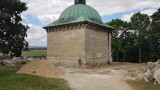 Rozpoczęły się wstępne prace przy zabytkowej kapliczce Świętej Anny w Pińczowie. Remont rozpocznie się w przyszłym tygodniu [ZDJĘCIA]