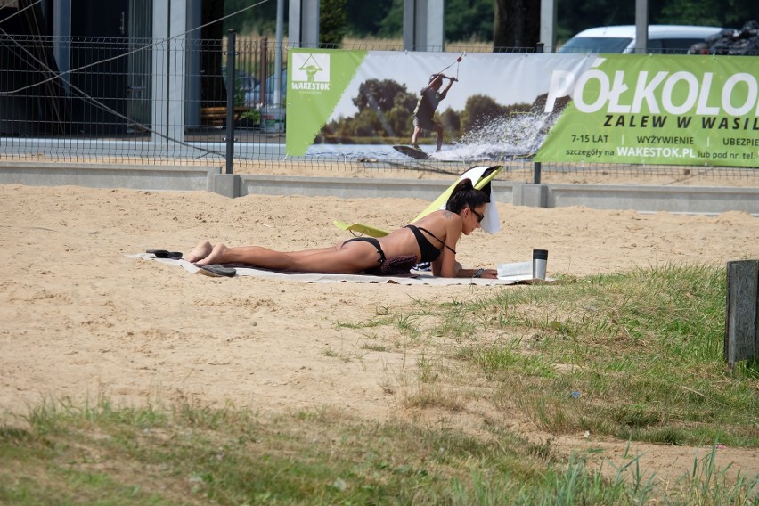 Żar tropików w Białymstoku. Plaża Dojlidy oblężona nawet w...