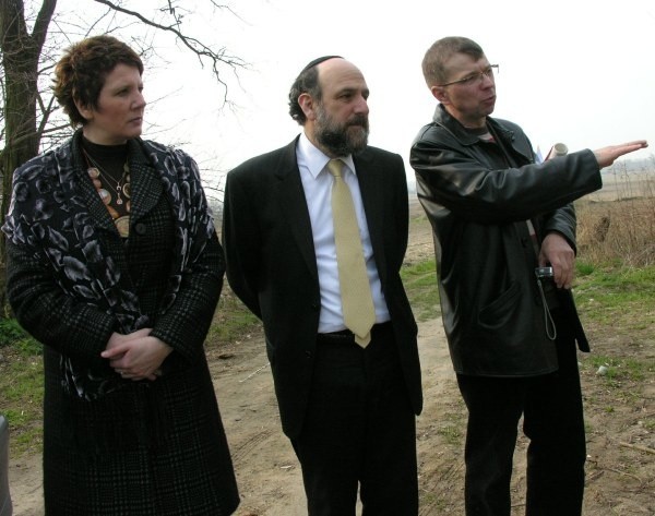 W środku naczelny rabin Polski Michael Schudrich.